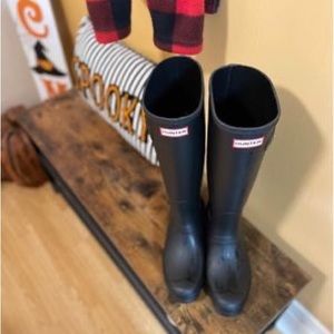 Size 10 black hunter boots